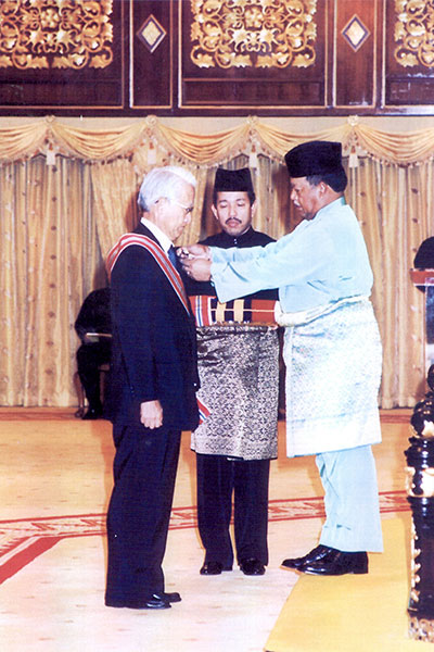1999年マレーシア国王より叙勲